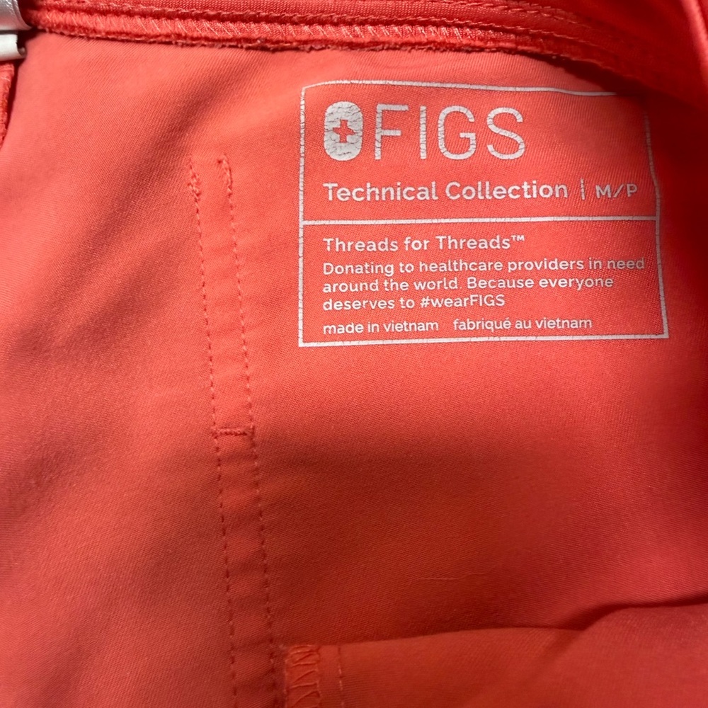 Figs peachy coral scrub set. - Picture 7 of 8